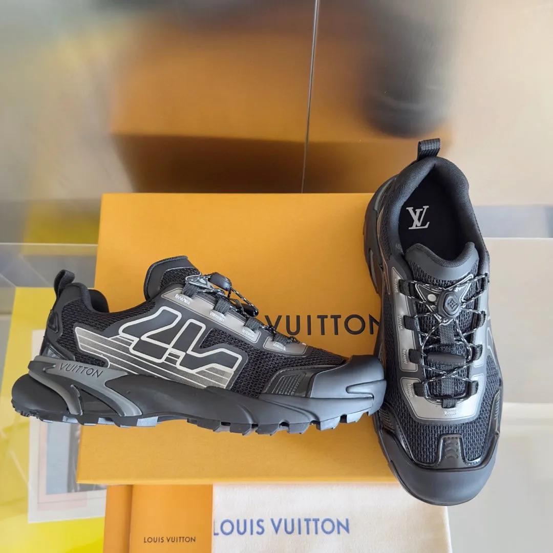 Factory p760 Top version: LV Louis Vuitton L Jialu brand Runner Tatic series thick-soled casual sports shoes running shoes Original purchase development and production This LV Runner Tatic sports shoe combines technical materials such as mesh fabric and ribbons to interpret the inspiration of traditional mountaineering shoes. LV letters are written on one side, the lariat buckle of the quick lacing system is embellished with Monogram flowers and Louis Vuitton logos, and the light and wear-resistant rubber outsole completes the whole package. The delivery counter is exquisitely packaged🛍📦 ▪️Fabrics: Original imported custom technical fabric + mesh ▪️Inner lining: Original customized breathable mesh ▪️Sole: Original open-molded anti-slip rubber combination material ▪️Sole thickness: 4CM ▪️Size: Men's 39-45